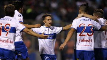 Futbol, Universidad Catolica vs San Lorenzo
Copa Libertadores 2017
El jugador de Universidad Catolica Diego Buonanotte, centro, celebra con sus companeros su gol contra San Lorenzo durante el partido del grupo 4 de la Copa Libertadores de America disputado en el estadio San Carlos de Apoquindo en Santiago, Chile.
12/04/2017
Andres Pina/Photosport
*********
Football, Universidad Catolica vs San Lorenzo
Copa Libertadores Championship 2017
Universidad Catolica's player Diego Buonanotte, center, celebrates with teammates after scoring against San Lorenzo during the group 4 match of the Copa Libertadores Championship 2017 at the San Carlos de Apoquindo stadium in Santiago, Chile.
12/04/2017
Andres Pina/Photosport