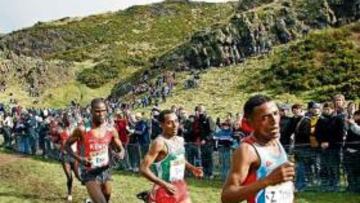 <b>GRAN RITMO. </b>Tadesse intenta despegar a Bekele y Komon.
