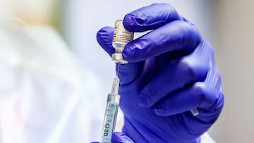 27/12/2020 Un sanitario inyecta la vacuna durante el primer día de vacunación contra la Covid-19 en España, en la residencia de mayores Vallecas, perteneciente a la Agencia Madrileña de Atención Social (AMAS), en Madrid (España), a 27 de diciembre de 2020. Las primeras 1.200 dosis se administran en dos residencias más de la capital, la residencia La Azaleas del Grupo ASISPA en Ciudad Lineal y la residencia Parque Almansa del Grupo Ballesol en Moncloa Aravaca. Las dosis de la vacuna desarrollada por los laboratorios Pfizer y BioNtech llegaron a España, ayer 26 de diciembre a un almacén de Pfizer en Guadalajara por vía terrestre desde Puurs (Bélgica). A partir del lunes, se producirán las entregas semanales a las comunidades autónomas con una media de 350.000 dosis priorizadas para cuatro grupos de población: los residentes y personal sanitario y sociosanitario en residencias de personas mayores y con discapacidad; el personal sanitario de primera línea; otro personal sanitario y sociosanitario y grandes dependientes no institucionalizados.
SALUD
EUROPA PRESS/R.Rubio.POOL - Europa Press