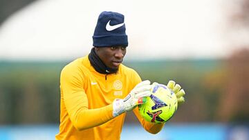 COMO, ITALY - DECEMBER 09: André Onana of FC Internazionale reacts during the FC Internazionale training session at the club's training ground Suning Training Center at Appiano Gentile on December 09, 2022 in Como, Italy. (Photo by Mattia Ozbot - Inter/Inter via Getty Images)