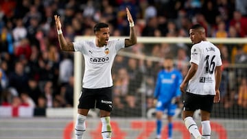 VALENCIA, SPAIN - APRIL 03: Justin Kluivert of Valencia CF reacts after scoring the team's first goal from a penalty during the LaLiga Santander match between Valencia CF and Rayo Vallecano at Estadio Mestalla on April 03, 2023 in Valencia, Spain. (Photo by Manuel Queimadelos/Quality Sport Images/Getty Images)