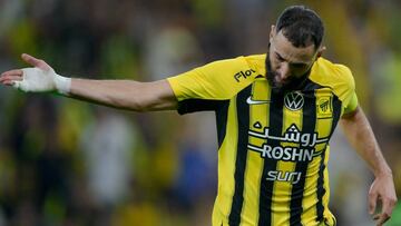 Benzema camina sobre el alambre