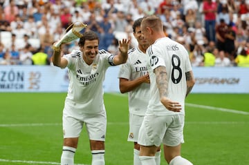 Ovaci車n de Ra迆l Gonz芍lez Blanco a Toni Kroos antes del inicio del encuentro Corazon Classic Match 2025.