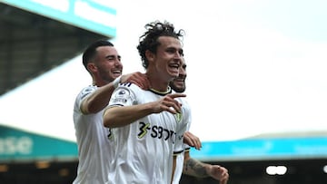 LEEDS, ENGLAND - AUGUST 06:  Brenden Aaronson of Leeds United celebrates with team mates after scoring the match winning goal during the Premier League match between Leeds United and Wolverhampton Wanderers at Elland Road on August 06, 2022 in Leeds, England. (Photo by David Rogers/Getty Images)