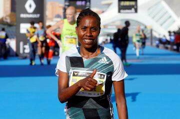 La atleta etíope Aberu Mekuria Zenebe logró la victoria en la categoría femenina.