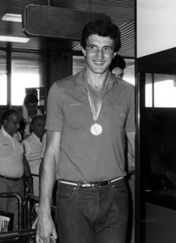 Con la selección española consiguió la medalla de plata olímpica en Baloncesto en los Juegos Olímpicos de Los Ángeles 1984