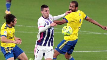 GRAF3271. CÁDIZ, 29/12/2020.- El delantero del Real Valladolid CF, Sergi Guardiola lucha por el balón con los defensas del Cádiz CF, Pacha Espino y Fali , durante el partido de Liga que enfrenta al Cádiz CF y al Real Valladolid