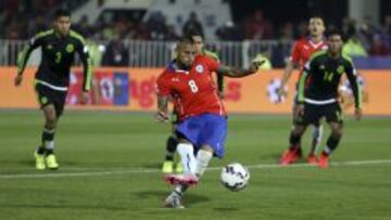 Arturo Vidal anotando el 3-2 parcial, el tercero personal en Copa América y el gol 1000 de Chile