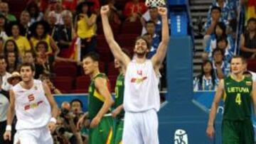 <b>EUFORIA DESATADA. </b>El cronómetro llega a cero y los españoles, encabezados por Pau Gasol. celebran la victoria ante Lituania y el pase a la final ante los Estados Unidos.