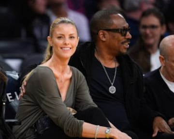 Paige Butcher y Eddie Murphy, en el Staples para ver el Lakers-Mavs.