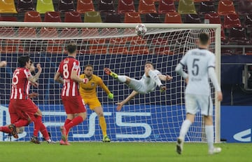 0-1. Olivier Giroud marcó el primer gol. El VAR revisó la jugada y concedió el tanto.