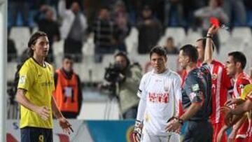 <b>EXPULSADO. </b>Clos enseña la roja a Ibrahimovic.