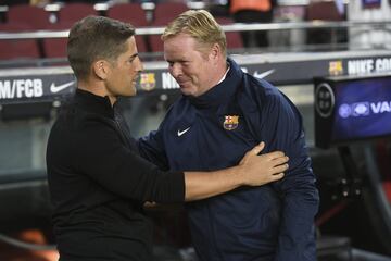 Salduo entre Robert Moreno y Ronald Koeman momentos antes de comenzar el partido.