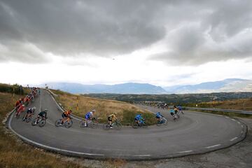 El pelotón durante la novena etapa de la carrera ciclista Giro de Italia 2020, una ruta de 207 kilómetros entre San Salvo y Roccaraso 