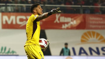 El jugador de Colo Colo, Brayan Cortés, durante el partido de Primera División contra Ñublense, disputado en el estadio Nelson Oyarzún en Chillán, Chile.