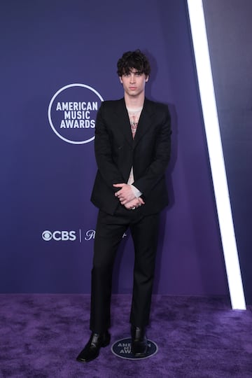 Aidan Bissett posa en la alfombra roja de los American Music Awards 2025 celebrados en Las Vegas.