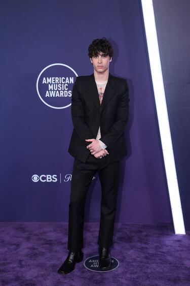 Aidan Bissett posa en la alfombra roja de los American Music Awards 2025 celebrados en Las Vegas.