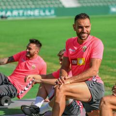 El Elche se viste de rosa en el Día contra el Cáncer de Mama