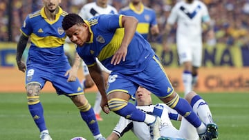 Boca Juniors' Colombian defender Frank Fabra (L) and Velez Sarsfield's midfielder Mateo Seoane (R) vie for the ball during their Argentine Professional Football League Tournament 2022 match at La Bombonera stadium in Buenos Aires, on October 2, 2022. (Photo by ALEJANDRO PAGNI / AFP)