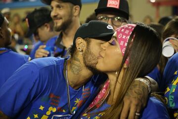 Neymar con la cantante brasileña Anitta en el Carnaval de Río de Janeiro 2019.