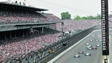 <b>DENTRO Y FUERA. </b>Indianápolis es un espectáculo de pilotos y fans.