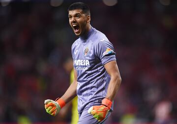 El portero argentino de 30 a?os ya es historia en el Villarreal, que recibir¨¢ ocho millones fijos, tras su marcha al Ajax de ?msterdam. El flamente campe¨®n del mundo con su selecci¨®n en el Mundial de Qatar 2022 firmar¨¢ por el conjunto de la Eredivisie hasta 2026.
