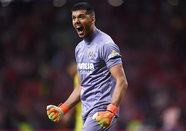 El portero argentino de 30 años ya es historia en el Villarreal, que recibirá ocho millones fijos, tras su marcha al Ajax de Ámsterdam. El flamente campeón del mundo con su selección en el Mundial de Qatar 2022 firmará por el conjunto de la Eredivisie hasta 2026.