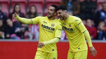 Villarreal's Italian forward Nicola Sansone (L) celebrates with teammate Italian forward Roberto Soriano after scoring a goal during the Spanish league football match Real Sporting de Gijon vs Villarreal CF at El Molinon stadium in Gijon on December 17, 2016. / AFP PHOTO / MIGUEL RIOPA