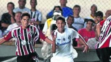 <b>CLÁSICO FUTBOLISTA BRASILEÑO. </b>Carlinhos, con la blanca camiseta del Santos, en acción. Es uno de los nombres que majera el Betis.