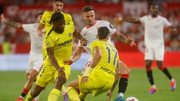 Saúl disputa la pelota con dos jugadores del Villarreal, el viernes.