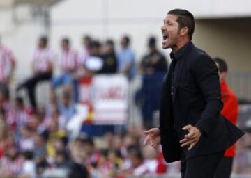 Simeone da instrucciones en la banda.