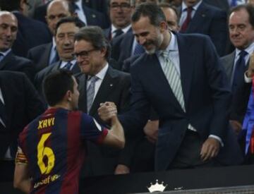 Xavi saluda al Rey Felipe VI.