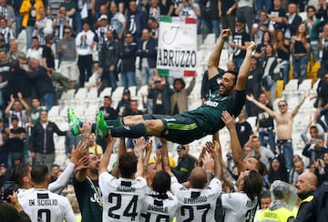 Gianluigi Buffon se despidi&oacute; de la Juventus. Despu&eacute;s de 17 a&ntilde;os, 656 partidos y 9 ligas, el legendario guardameta disput&oacute; su &uacute;ltimo partido con la &#039;Vecchia Signora&#039;; fue reemplazado al minuto 62 del encuentro ante Hellas Verona, que se interrumpi&oacute; por varios minutos para homenajarlo y que termin&oacute; 2-1 a favor de los campeones de la Serie A.