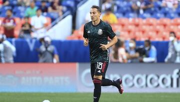 Andr&eacute;s Guardado durante el calentamiento de la Selecci&oacute;n Mexicana