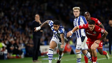 Wesley Gassova (i), de la Real Sociedad, en acción durante el partido de la jornada 33 de LaLiga entre la Real Sociedad y Getafe CF en Anoeta. EFE/Juan Herrero