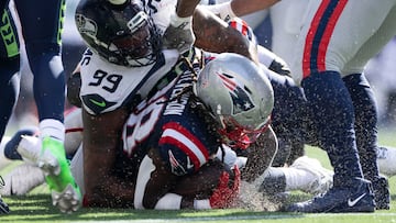 Foxborough (United States), 15/09/2024.- Seattle Seahawks defensive end Leonard Williams (L) tackles New England Patriots running back Rhamondre Stevenson (R) during the second half of the NFL game between the New England Patriots and the Seattle Seahawks, in Foxborough, Massachusetts, USA, 15 September 2024. (Disturbios) EFE/EPA/CJ GUNTHER