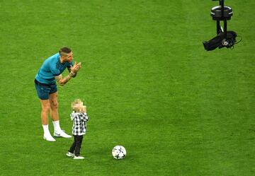 Los niños irrumpen en el entreno del Madrid en Kiev