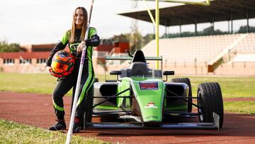 Belén García en Granollers posa con una pértiga junto a su F4.