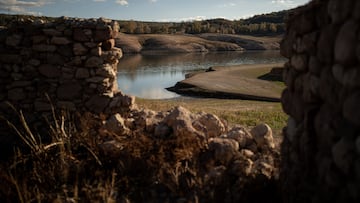 El pantano de Sau, a 20 de noviembre de 2023, en Vilanova de Sau, Barcelona, Catalunya (España). Las cuencas hidrográficas internas catalanas llevan ocho meses en la fase de excepcionalidad por la sequía. Los bajos niveles de los embalses, al 18,85% de su capacidad y la poca posibilidad de que llueva en las próximas semanas, han llevado a que el Govern apruebe un nuevo paquete de medidas de control del consumo. El Área Metropolitana de Barcelona será una de las primeras en enfrentarse a un nuevo marco de restricciones que permitiría alargar más allá de diciembre la entrada en la fase más severa, la de emergencia.
21 NOVIEMBRE 2023;PANTANO;SEQUÍA;AGUA;TIERRA;BARRO;LODO;
Lorena Sopêna / Europa Press
21/11/2023