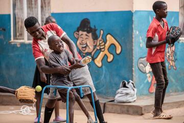 El fot車grafo de AFP, Badru Katumba, ha realizado un reportaje visual sobre c車mo son las condiciones de los m芍s j車venes aficionados al b谷isbol en Gayaza, ciudad en el distrito de Wakiso en la regi車n de Buganda en Uganda.