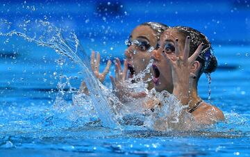Las austríacas Anna-Maria Alexandri y Eirini Alexandri compitiendo en la final de natación artística