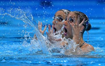 Las austr¨ªacas Anna-Maria Alexandri y Eirini Alexandri compitiendo en la final de nataci¨®n art¨ªstica