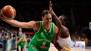 Australia's center Liz Cambage (L) vies with Spain's forward Astou Ndour during the FIBA 2018 Women's Basketball World Cup semifinal match between Spain and Australia at the Santiago Martin arena in San Cristobal de la Laguna on the Canary island of Tenerife on September 29, 2018. (Photo by JAVIER SORIANO / AFP)