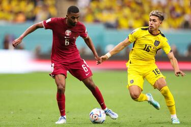 Abdulaziz Hatem de Qatar controla el balón, presionado por Jeremy Sarmiento de Ecuador.