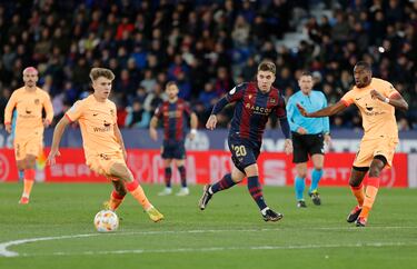 Pablo Barrios controla la pelota ante la atenta mirada de Joni Montiel y Geoffrey Kondogbia.
