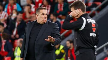 BILBAO, 19/04/2024.- El entrenador del Granada José Ramón Sandoval (i) durante el encuentro de la jornada 32 de LaLiga entre Athletic Club de Bilbao y Granada CF, este viernes en el estadio de San Mamés, en Bilbao. EFE/ Miguel Toña
