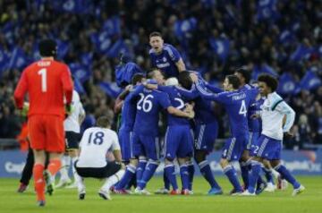 Juan Guillermo Cuadrado consigue su primer título con el Chelsea. El colombiano jugó 15 minutos.