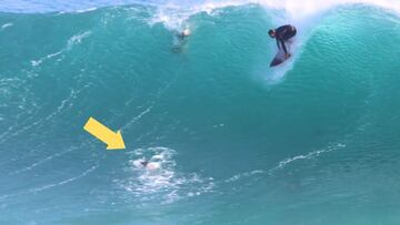 Un surfista intenta pasar la ola por debajo y suelta la tabla de surf cuando otro surfista está cogiendo la ola en Kirra (Australia), en diciembre del 2022.