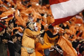 'Los Bucaneros' homenajearon al ex-portero Wilfred y protestaron vestidos de presos de Guantánamo por las extremas medidas de seguridad a las que les somten.