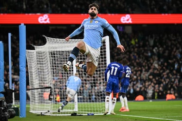 El central croata fue fichado desde el RB Leipzig el 5 de agosto de 2023 como una inversión de futuro, en el momento del fichaje contaba con 21 años. Su solidez defensiva y salida de balón encajan perfectamente en el estilo de Pep Guardiola. En sus dos temporadas en el City ha sido titular indiscutible jugando en varias posiciones, pero sobre todo en la del lateral izquierdo.